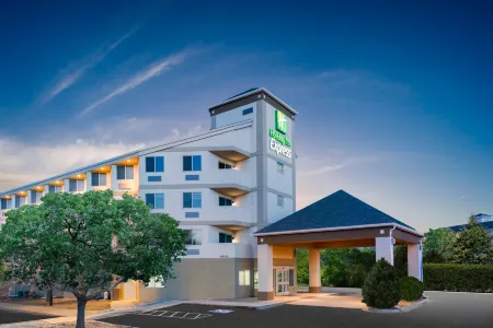 Holiday Inn Express & Suites Colorado Springs Airport Отели в г. Колорадо-Спрингс