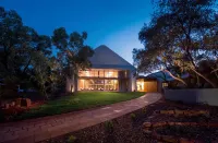 Outback Hotel & Lodge Hotels near Uluṟu-Kata Tjuṯa National Park