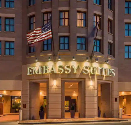 Embassy Suites by Hilton Alexandria Old Town Отели рядом с достопримечательностью «Набережная Старого города»