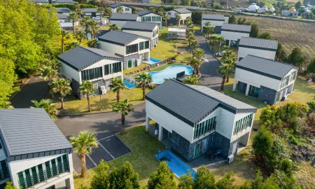 Pool and Villa Sorang Отели рядом с достопримечательностью «Geomunoreum»