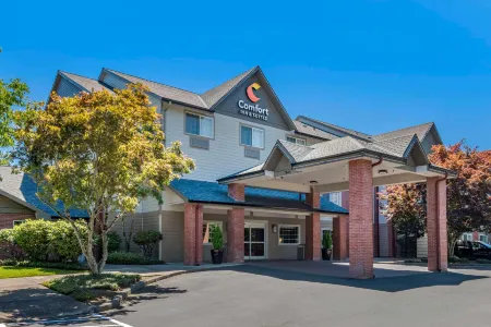 Comfort Inn & Suites Tualatin - Lake Oswego South Отели рядом с достопримечательностью «Хокс Вью Уинери»