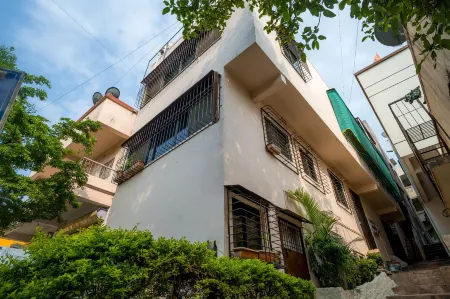 Paradise Homestay - Lodging and Boarding Отели рядом с достопримечательностью «Читтаранян Ватика»