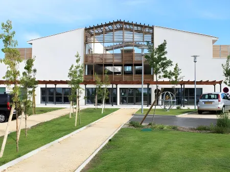 Hôtel Bel Azur Six-Fours-Les-Plages Отели рядом с достопримечательностью «Parc Aventure de la Coudou»