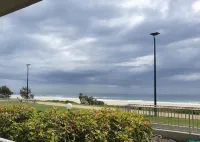 Pacific Surf Absolute Beachfront Apartments - Wi-Fi