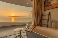 Sunset Beach Resort & Spa - Beachfront Pirate Fire Show - Bathtub