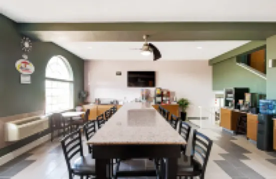 Super 8 by Wyndham Kansas City チョートー・タウンシップのホテル