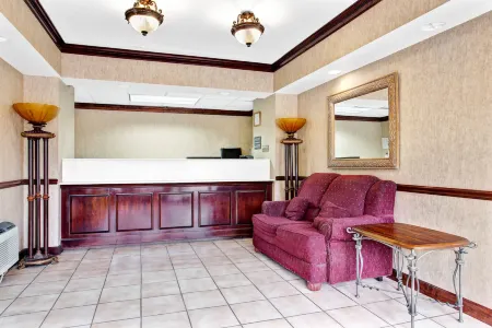 Super 8 by Wyndham Raleigh Downtown Отели рядом с достопримечательностью «Уэйк Крисчен Академи»