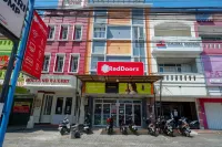RedDoorz Syariah @ Kelud Sampangan Semarang Hotel a Petompon