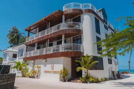Heron Beach & Spa Отели рядом с достопримечательностью «Meeru Island Resort and Spa»