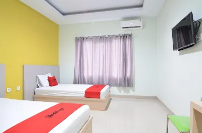 RedDoorz Near Museum Keraton Surakarta Hotels in Kedung Lumbu
