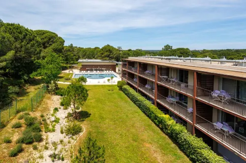 Residhotel Résidence Pont du Gard فنادق في Ledenon