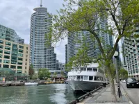 دراجون جايت إن Hotels near وسط تورونتو
