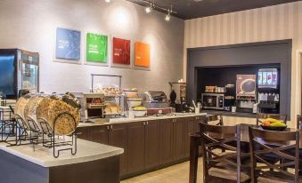 Comfort Hotel & Suites
