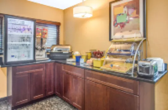 Days Inn by Wyndham le Roy/Bloomington Southeast Hotels in 