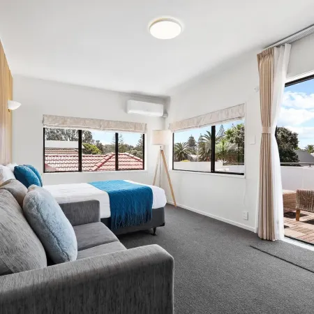 Summer Inn Motel - Newly Renovated, 2 Min Walk to Orewa Beach