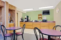 Super 8 by Wyndham Dyersville Near Field of Dreams - 2-Star