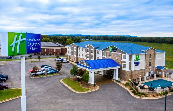 Holiday Inn Express & Suites CLARKSVILLE by IHG