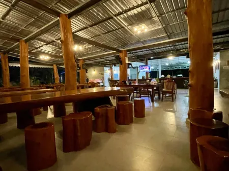 The Camper Lodge, Khao Sok Отели в г. Phanom