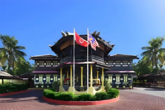 Crown Garden Hotel