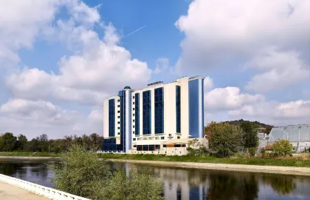 DoubleTree by Hilton Oradea Отели рядом с достопримечательностью «Орадийский замок»