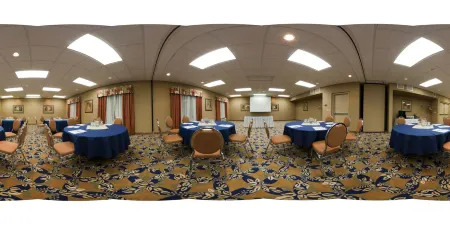 Holiday Inn Express & Suites Saskatoon Centre Отели рядом с достопримечательностью «Университет Саскачевана»