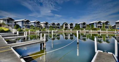 Captains Cove Resort - Waterfront Apartments