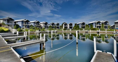 Captains Cove Resort - Waterfront Apartments Hotels in Paynesville