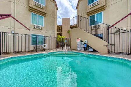 Days Inn by Wyndham Carlsbad Отели в г. Карлсбад