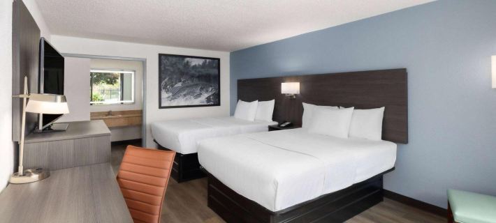 Super 8 by Wyndham Riverside Al Hotel di County Stasiun Clair