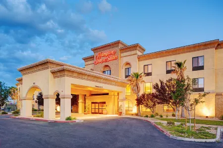 Hampton Inn & Suites Lancaster Отели рядом с достопримечательностью «Заказник Прайм Десерт Вудленд»