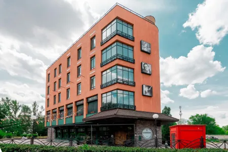 Охара Премиум Отели рядом с достопримечательностью «Памятник "Продавец и покупатель"»