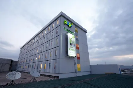 Pop! Hotel Festival Citylink Отели рядом с достопримечательностью «Jalan Pasar Induk Caringin»