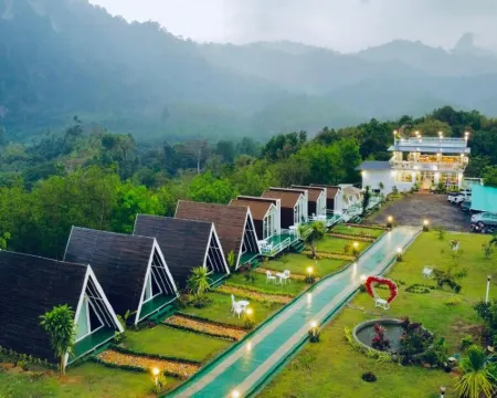 เขาสก99แคมป์แอนด์คาเฟ่ โรงแรมในอำเภอ พนม