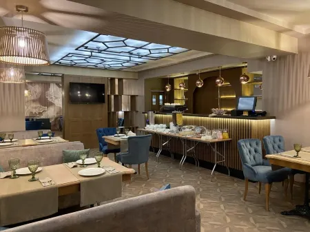 Парк-Отель Бугарь Отели рядом с достопримечательностью «Памятник Остапу Бендеру»