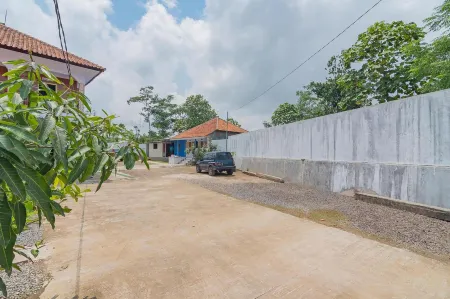 RedDoorz Syariah @ Tambak Mekar Street Subang Отели рядом с достопримечательностью «Wisma Karya Subang»