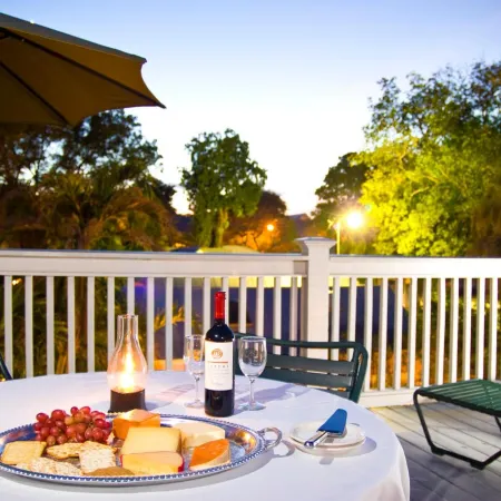 Simonton Court Historic Inn & Cottages