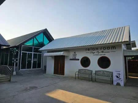 111 Resort and Spa Отели рядом с достопримечательностью «Wat Saphan»