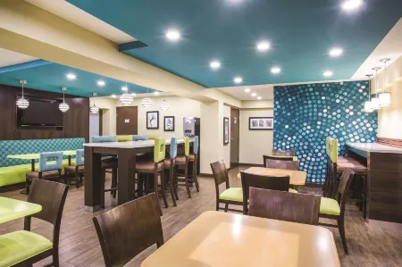 La Quinta Inn & Suites by Wyndham Oceanfront Daytona Beach Отели в г. Дейтона-Бич