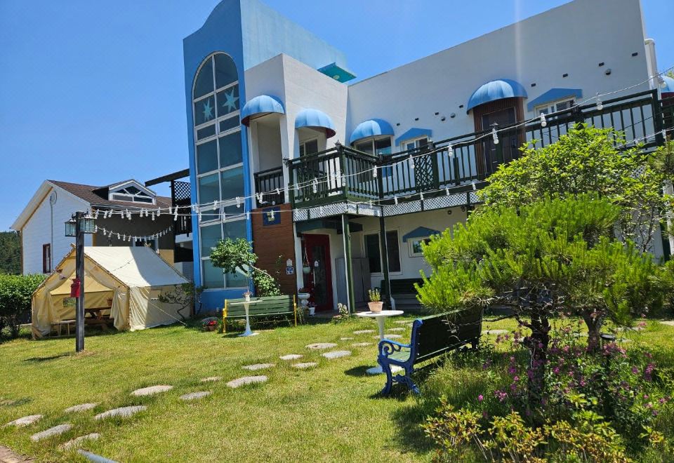 벨루스로즈펜션의 야외 수영장과 루프탑 테라스