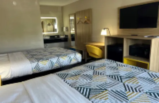 Days Inn by Wyndham Kansas City Northeast チョートー・タウンシップのホテル