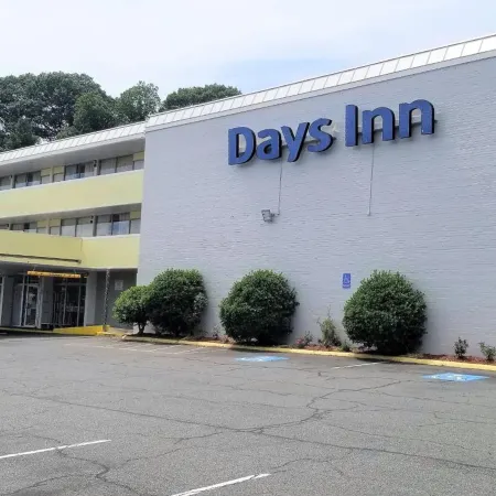 Days Inn by Wyndham Alexandria South Отели рядом с достопримечательностью «Маяк Джонс-Пойнт»