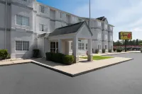 Super 8 by Wyndham Harbison/Parkridge Hospital Hotels in Seven Oaks