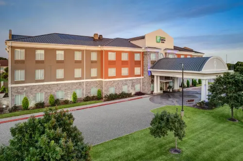 Holiday Inn Express & Suites CLUTE - LAKE JACKSON by IHG - parking