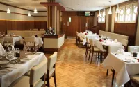Hibernian Hotel & Leisure Centre - 3 ดาว