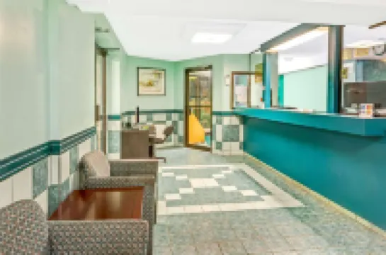 Super 8 by Wyndham Toronto East on