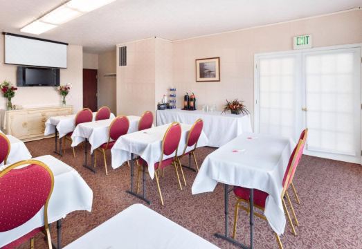 라마다 바이 윈덤 모세스 레이크