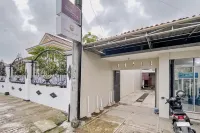 Homestay Syariah Cahaya Panca Arga near Grand Artos Mall Mitra RedDoorz - Wifi
