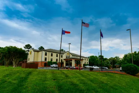 Super 8 by Wyndham High Point/Greensboro Отели рядом с достопримечательностью «High Point Museum»