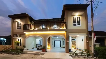 Pomah Guesthouse Отели рядом с достопримечательностью «Istana Batu»