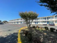 Motel 6 Denton, TX - UNT - parking